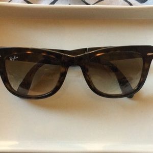 Ray Ban Folding Wayfarer’s (Tortoise Colored)